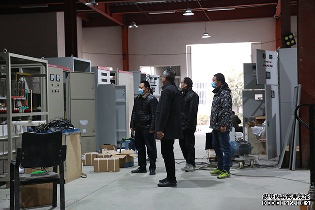 帶領(lǐng)調(diào)研組參觀標準化生產(chǎn)車間